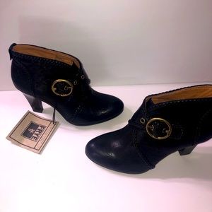 New Frye Vicki bootie size 8 M black